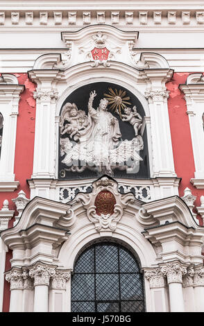 La sculpture sur la façade de l'église de Notre Dame du Perpétuel Secours et Sainte Marie Madeleine. Poznan. Pologne Banque D'Images