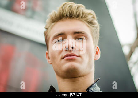 Attractive blonde jeune homme in city setting Banque D'Images