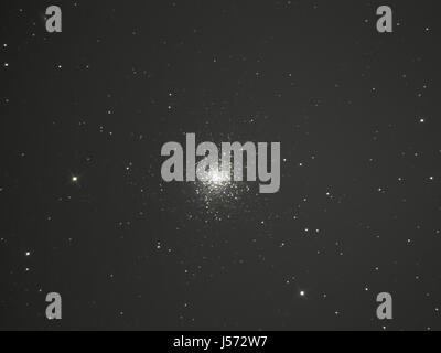 Grand amas globulaire situé dans Hercules, Messier 13 (M13), composé de plusieurs centaines de milliers d'étoiles Banque D'Images