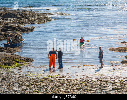 Les gens à Niarbyl beach sur une journée ensoleillée, l'île de Man Banque D'Images