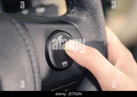 Boutons sur le volant pour accepter ou rejeter des appels à partir du téléphone. Banque D'Images