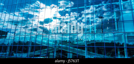 Skyscraper windows avec réflexion du ciel. Les bâtiments modernes Banque D'Images