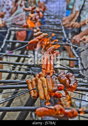 Saucisses rôti rue traditionnellement en feu au cours des célébrations. Banque D'Images