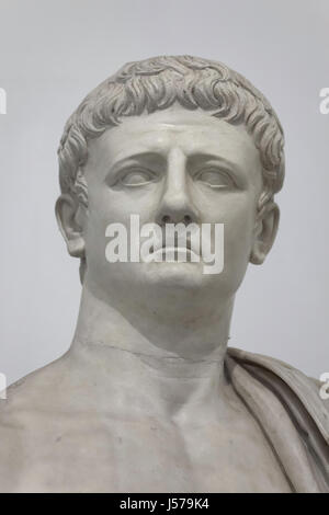 Empereur romain Claude (AD). nº 37-54 A Statue en marbre colossale du milieu du 1er siècle de notre ère dans les Augusteum à Herculanum en exposition dans le Musée Archéologique National de Naples, Campanie, Italie. Banque D'Images