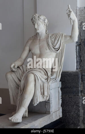 Règne de l'empereur romain Auguste (27 av. - 14 ap. Statue en marbre colossale du milieu du 1er siècle de notre ère dans les Augusteum à Herculanum en exposition dans le Musée Archéologique National de Naples, Campanie, Italie. Banque D'Images