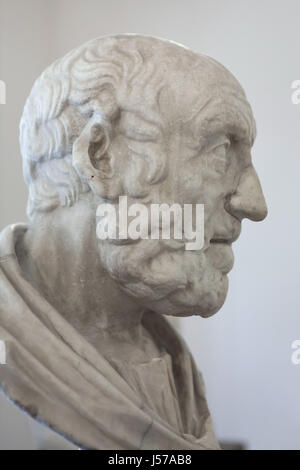 Buste en marbre de l'ancien médecin grec Hippocrate (460-370 av. J.-C.). Copie romaine du 1er siècle de notre ère après un original grec du milieu du iie siècle avant J.-C. à partir de la collection Farnèse sur l'affichage dans le Musée Archéologique National de Naples, Campanie, Italie. Banque D'Images