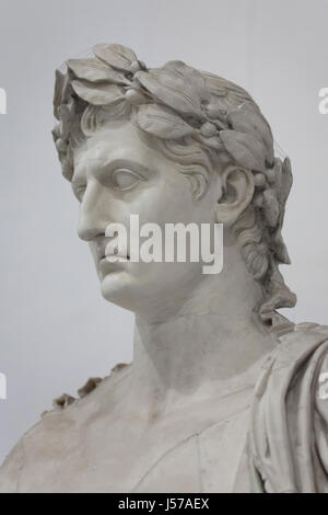 Règne de l'empereur romain Auguste (27 av. - 14 ap. Statue en marbre colossale du milieu du 1er siècle de notre ère dans les Augusteum à Herculanum en exposition dans le Musée Archéologique National de Naples, Campanie, Italie. Banque D'Images