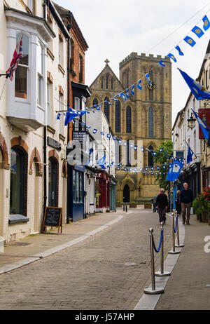 Vue de la cathédrale sur une étroite rue pavée. Kirkgate, Ripon, North Yorkshire, Angleterre, Royaume-Uni, Angleterre Banque D'Images