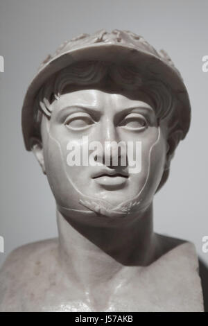 Buste en marbre du général et homme d'État grec Pyrrhus d'Épire (319-272 avant J.-C.). Copie romaine du 1er siècle de notre ère après un original grec trouvé dans le péristyle rectangulaire dans la Villa dei Papiri (villa des Papyri à Herculanum) sur l'affichage dans le Musée Archéologique National de Naples, Campanie, Italie. Banque D'Images