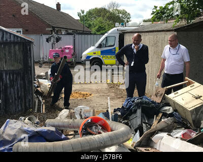 Police à la scène entre Goddard Road et Crammavill Stifford Clays, Rue de Thurrock, où ils sont à la recherche des garages pour le corps de lycéenne Danielle Jones qui ont disparu en 2001. Banque D'Images