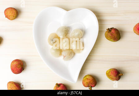 Le litchi fruits tropicaux sur une table en bois Banque D'Images