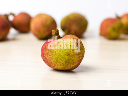 Le litchi fruits tropicaux sur une table en bois Banque D'Images