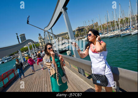 Les jeunes femmes font les touristes sur selfies promenade à Port Vell à Barcelone Espagne ES EU Banque D'Images