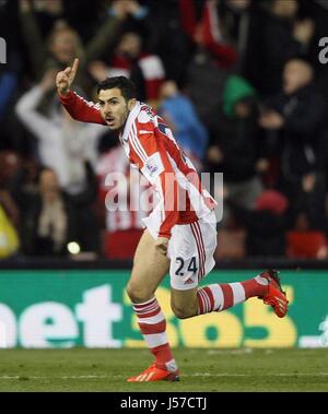 OUSSAMA ASSAIDI CÉLÈBRE STOKE CITY V CHELSEA Au Britannia Stadium de Stoke-on-Trent, Angleterre 07 Décembre 2013 Banque D'Images