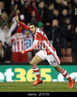 OUSSAMA ASSAIDI CÉLÈBRE STOKE CITY V CHELSEA Au Britannia Stadium de Stoke-on-Trent, Angleterre 07 Décembre 2013 Banque D'Images