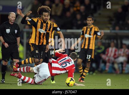 TOM HUDDLESTONE & CHARLIE ADAM HULL CITY V STOKE CITY Stade KC HULL Angleterre 14 Décembre 2013 Banque D'Images