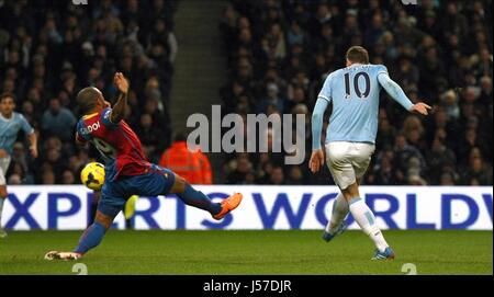 Les scores Edin Dzeko MANCHESTER CITY V CRYSTAL PALA Etihad Stadium Manchester en Angleterre 28 Décembre 2013 Banque D'Images