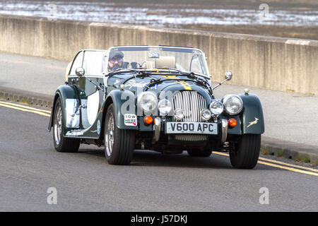 Un classic 2007 Morgan Roadster conduite le long de la promenade de Southport Merseyside Banque D'Images