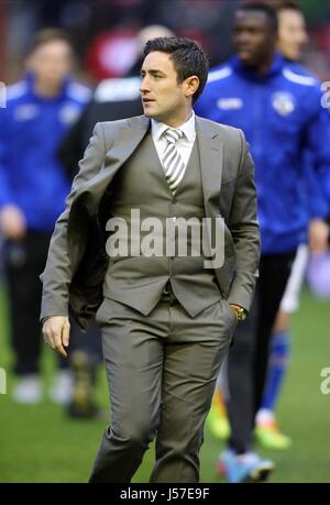 LEE JOHNSON OLDHAM ATHLETIC OLDHAM ATHLETIC MANAGER MANAGER ANFIELD LIVERPOOL ANGLETERRE 05 Janvier 2014 Banque D'Images