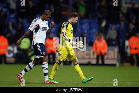 Découragée ZAT KNIGHT & ANDREW L BOLTON WANDERERS V CARDIFF CIT STADE REEBOK BOLTON ANGLETERRE 25 Janvier 2014 Banque D'Images