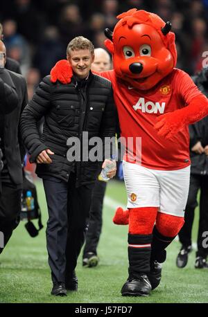 OLE GUNNAR SOLSKJAER MASCOT CARDIFF CITY CARDIFF CITY FC FC MANAGER OLD TRAFFORD MANCHESTER EN ANGLETERRE 28 Janvier 2014 Banque D'Images