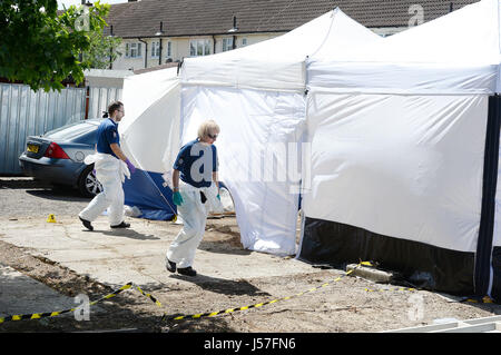 Police à la scène entre Goddard Road et Crammavill Stifford Clays, Rue de Thurrock, où ils sont à la recherche des garages pour le corps de lycéenne Danielle Jones qui ont disparu en 2001. Banque D'Images