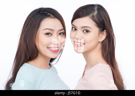 Deux heureux young female friends. Les filles asiatiques en riant. Banque D'Images