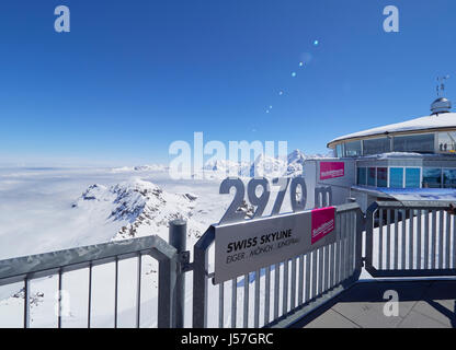 La Suisse vue depuis le restaurant tournant Piz Gloria à 297m 9744ft au dessus de le Schilthorn avec vue sur l'Eiger Mönch et Jungfrau Banque D'Images