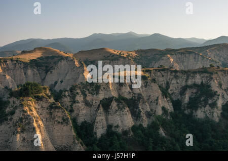 Lumière du matin plus de pyramides de sable près de Melnik avec Pirin dans l'horizon, la Bulgarie. Banque D'Images