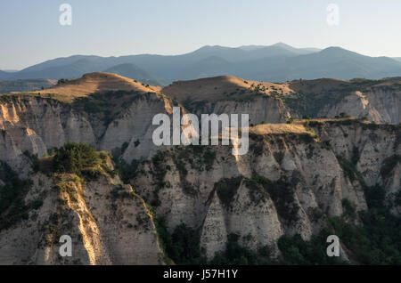 Lumière du matin plus de pyramides de sable près de Melnik avec Pirin dans l'horizon, la Bulgarie. Banque D'Images