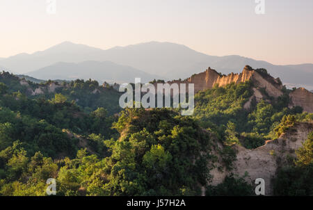 Lumière du matin plus de pyramides de sable près de Melnik avec Pirin dans l'horizon, la Bulgarie. Banque D'Images