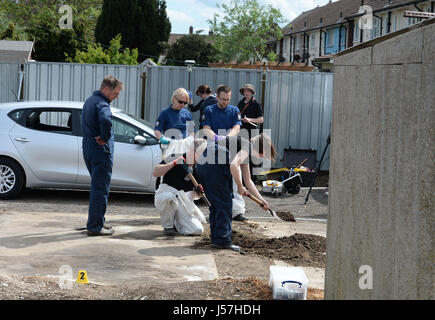 Police à la scène entre Goddard Road et Crammavill Stifford Clays, Rue de Thurrock, où ils sont à la recherche des garages pour le corps de lycéenne Danielle Jones qui ont disparu en 2001. Banque D'Images