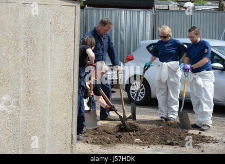 Police à la scène entre Goddard Road et Crammavill Stifford Clays, Rue de Thurrock, où ils sont à la recherche des garages pour le corps de lycéenne Danielle Jones qui ont disparu en 2001. Banque D'Images