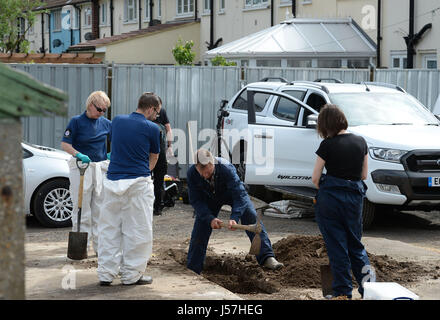 Police à la scène entre Goddard Road et Crammavill Stifford Clays, Rue de Thurrock, où ils sont à la recherche des garages pour le corps de lycéenne Danielle Jones qui ont disparu en 2001. Banque D'Images