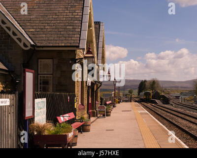 Network Rail diesel du nord de Settle train de passagers debout dans Ribblehead sur chemin de la gare de Carlisle Yorkshire Dales National Park, Amérique du Nord Banque D'Images