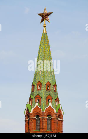 Vue de la tour Borovitskaya, l'un des tours du mur du Kremlin, construit en 1490 sur le terrain d'une ancienne porte du Kremlin par l'architecte Italien Pietro Antonio Solari Banque D'Images