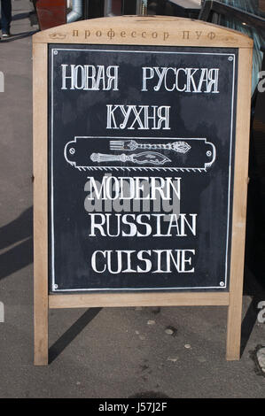 Moscou, Russie : le tableau noir d'un restaurant avec la cuisine russe moderne écrite dans le centre de la ville Banque D'Images