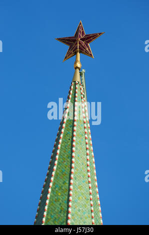 Moscou : le Star Ruby de la tour Troitskaya (Trinity Tower), l'une des tours du mur du Kremlin construit en 1495-1499 par l'architecte italien Aloisio da Milano Banque D'Images