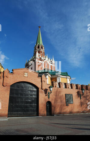 Moscou : la Tour Troitskaya (Trinity Tower), construit en 1495-1499 par l'architecte italien Aloisio da Milano vu depuis les briques rouges du Kremlin Wall Banque D'Images