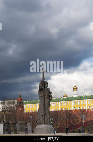 Moscou : la statue du prince Vladimir le Grand, le fondateur de l'Etat russe, entre l'arsenal du Kremlin Tower et le Manège militaire Chamber Banque D'Images