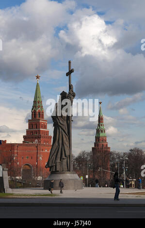 Moscou : la statue du prince Vladimir le Grand, le fondateur de l'Etat russe, vu entre Tour Borovitskaya du Kremlin et de l'eau Fournir Tower Banque D'Images