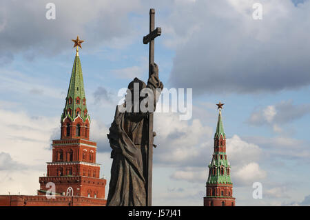 Moscou : la statue du prince Vladimir le Grand, le fondateur de l'Etat russe, vu entre Tour Borovitskaya du Kremlin et de l'eau Fournir Tower Banque D'Images