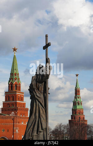 Moscou : la statue du prince Vladimir le Grand, le fondateur de l'Etat russe, vu entre Tour Borovitskaya du Kremlin et de l'eau Fournir Tower Banque D'Images