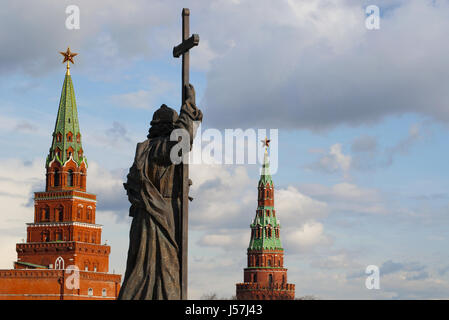 Moscou : la statue du prince Vladimir le Grand, le fondateur de l'Etat russe, vu entre Tour Borovitskaya du Kremlin et de l'eau Fournir Tower Banque D'Images