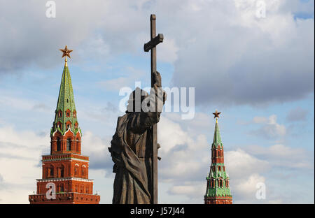 Moscou : la statue du prince Vladimir le Grand, le fondateur de l'Etat russe, vu entre Tour Borovitskaya du Kremlin et de l'eau Fournir Tower Banque D'Images