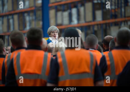 Le chef du parti conservateur, Theresa peut à Screwfix, à Stoke-on-Trent, au cours d'une campagne électorale générale visite à l'Ouest des Midlands. Banque D'Images