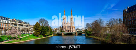 Vue panoramique de la belle église à Strasbourg du côté de la rivière Banque D'Images