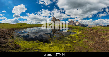 Vue du Passo Giau pour monter Ra Gusela de Nuvolau gruppe et Tofana ou Le Tofane Gruppe avec les nuages, la montagne, le lac Miroir dans les Dolomites, Italie Banque D'Images