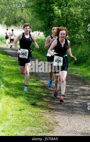 Les femmes s'exécutant dans le Triathlon de Stratford, Stratford-upon-Avon, Royaume-Uni Banque D'Images