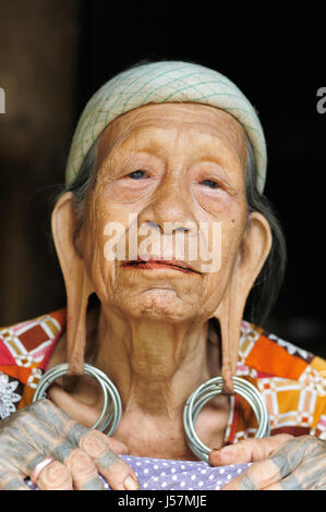 LONG BAGUN, Bornéo, INDONÉSIE - 10 juillet 2011 : les anciennes femmes Dayak long avec des lobes et de tatouage de Bornéo Banque D'Images